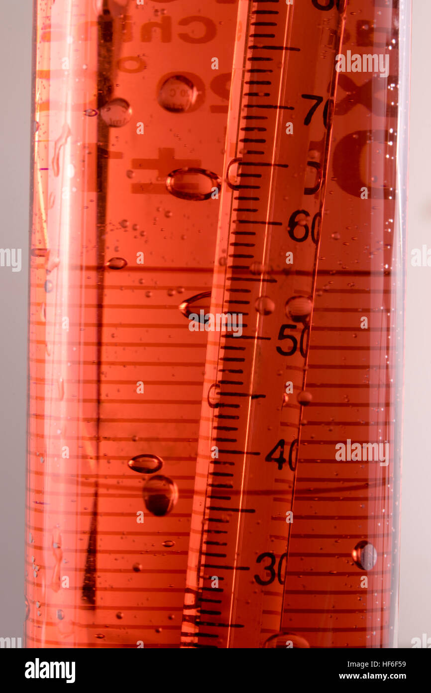 Red química, cilindro graduado y termómetro concepto Fotografía de stock -  Alamy