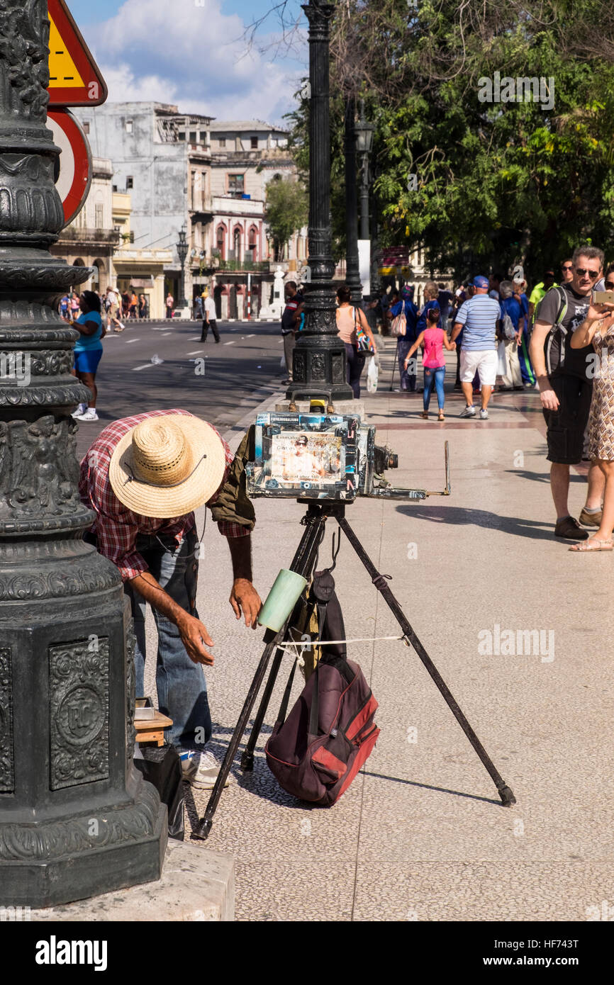 El fotógrafo Minutero configurando su cámara en el Parque Central, La  Habana, Cuba Fotografía de stock - Alamy