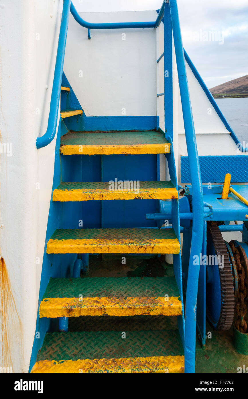 Pasillo de metal, escaleras que conducen al timón en Valentia Island Ferry Foto de stock