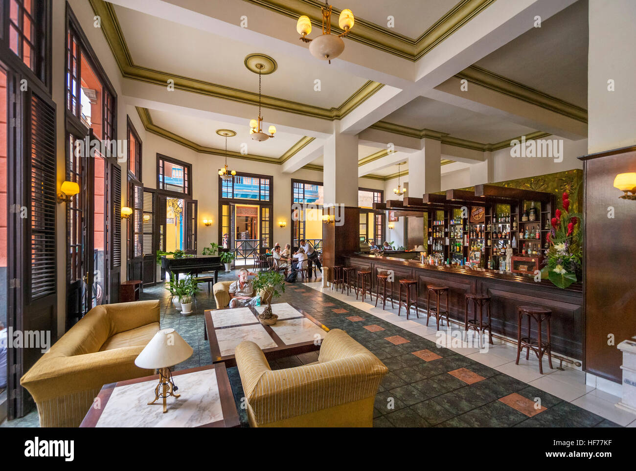 La Habana, Cuba. El vestíbulo y el bar del hotel Ambos Mundos, que tiene fuertes conexiones de Ernest Hemingway, La Habana Vieja, La Habana, Cuba Foto de stock