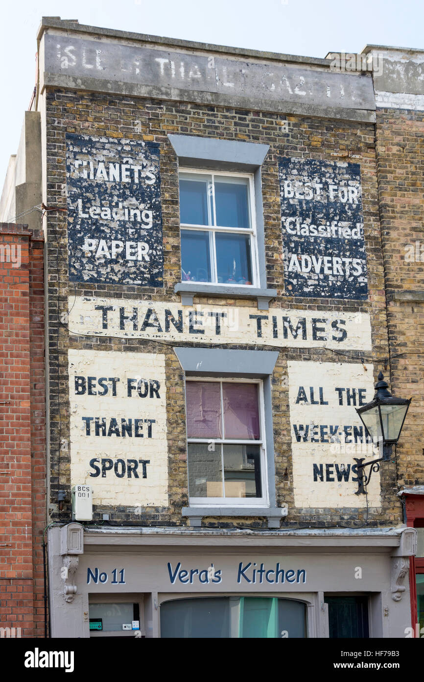 Vintage Thanet veces anuncios de pared, Broad Street, Margate, Kent, Inglaterra, Reino Unido Foto de stock