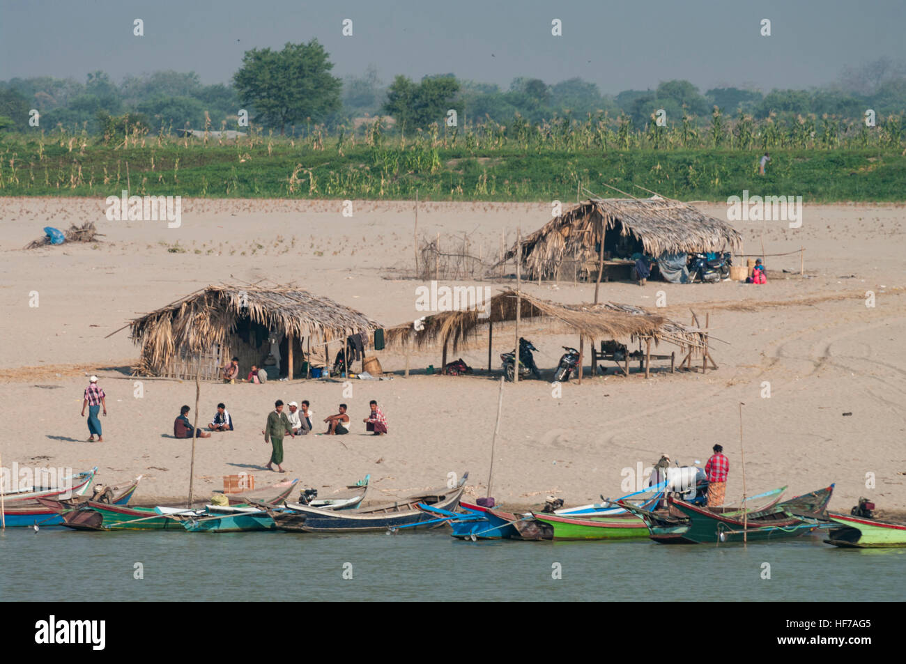 Las personas que viven en los bancos de arena del río Irrawaddy en Myanmar (Birmania). Foto de stock