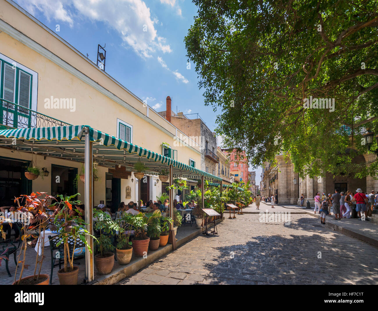 La Habana, Cuba. Restaurante en la Plaza de Armas, La Habana Vieja, La Habana, Cuba Foto de stock