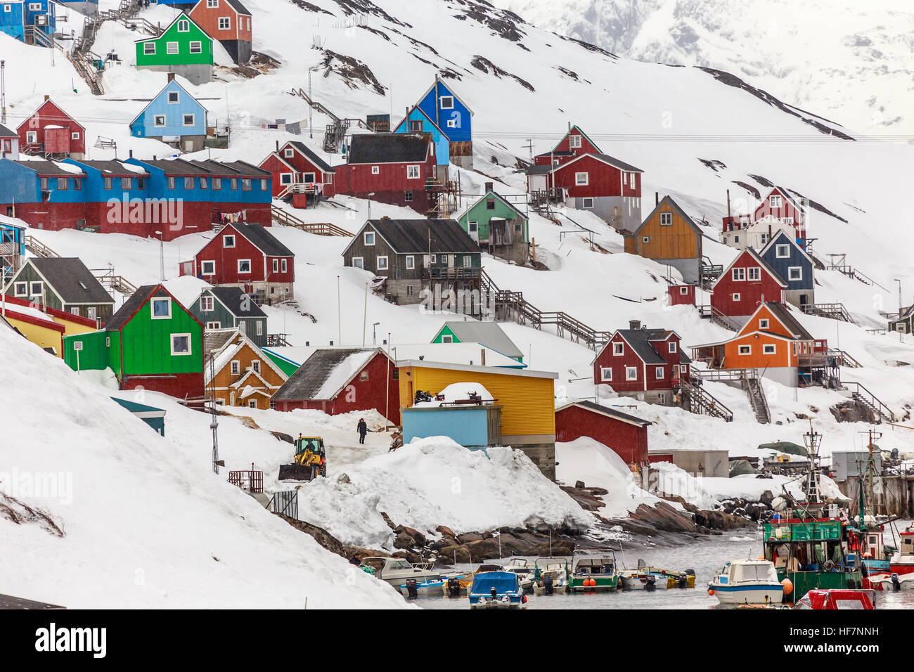 Kangamiut colorido pueblo y puerto en medio de la nada, Groenlandia Foto de stock