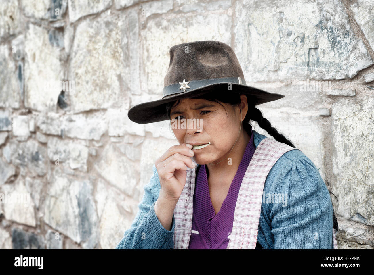 Hoja de coca masticando fotografías e imágenes de alta resolución Alamy