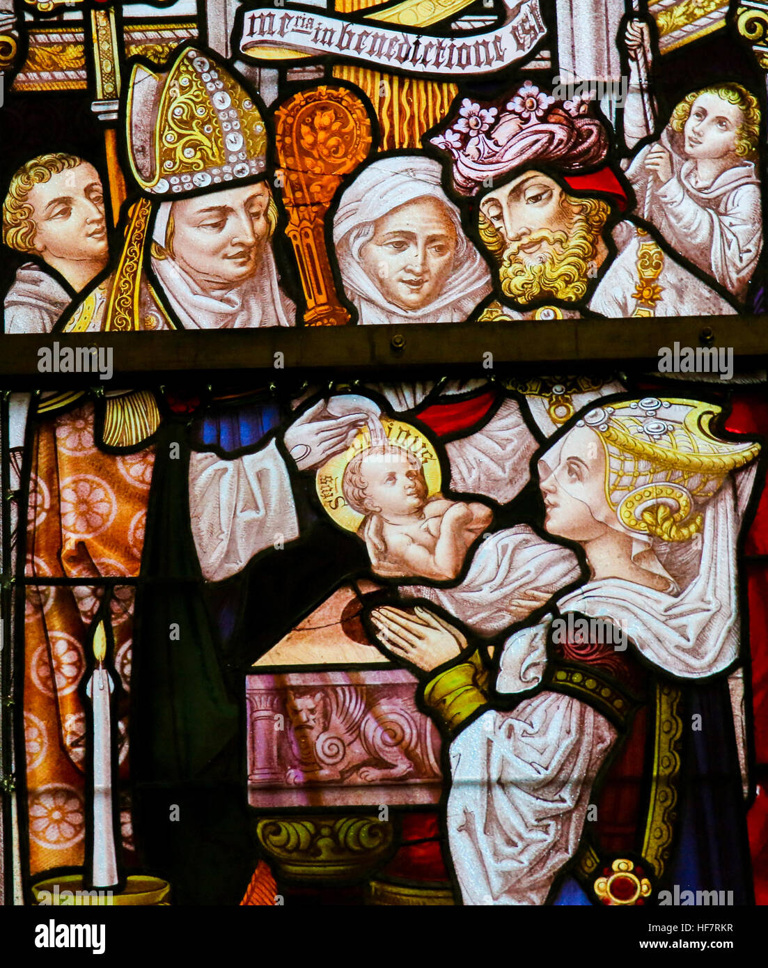 Vitrales representando el bautismo de San Livinus de Gante, apóstol en Flandes y Brabante, en la Catedral de San Bavón en Gante, Bélgica. Foto de stock