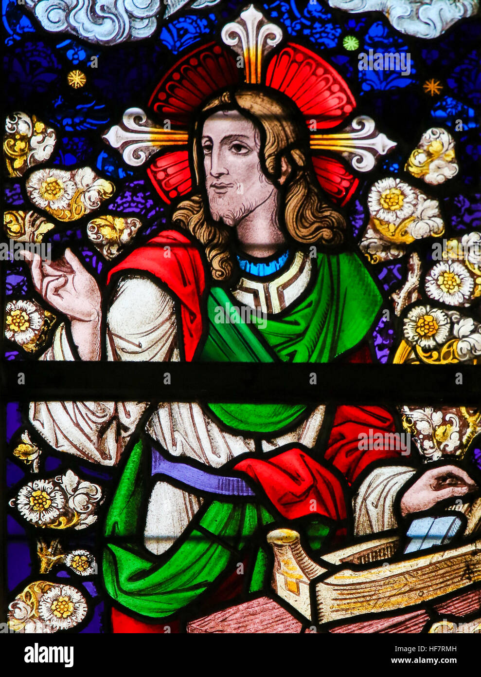 Vidriera representando a Jesucristo en el trabajo como carpintero en la Catedral de San Bavón en Gante, Flandes, Bélgica. Foto de stock