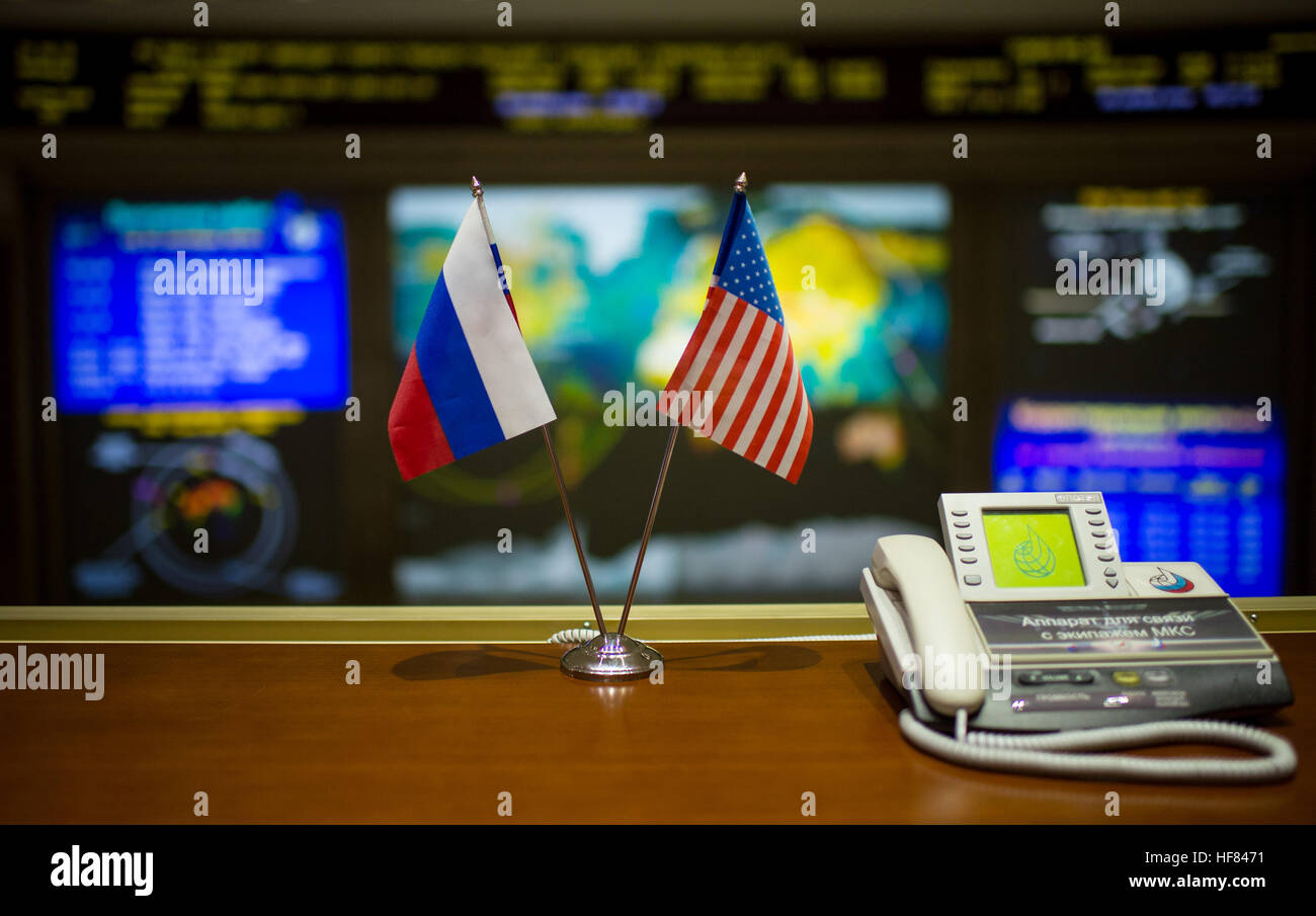 Las banderas de los países que representan a los miembros de la tripulación de la nave espacial Soyuz MS-02 son vistos en el Centro de Control de Misión en el centro de Moscú mientras la nave enfoques para el acoplamiento, el viernes, 21 de octubre de 2016 en Korolov, Rusia. El Soyuz MS-02 naves portadoras Shane Kimbrough, de la NASA, Sergey Ryzhikov de Roscosmos, y Andrey Borisenko de Roscosmos acoplado a la Estación Espacial Internacional a las 5:52 A.M. EDT EL VIERNES, 21 de octubre de 251 Estatuto millas sobre el sur de Rusia y se unió a la expedición 49 Comandante Anatoly Ivanishin de Roscosmos e ingenieros de vuelo de la NASA y Rubins Kate Takuya Onishi del Japón Aerospa Foto de stock