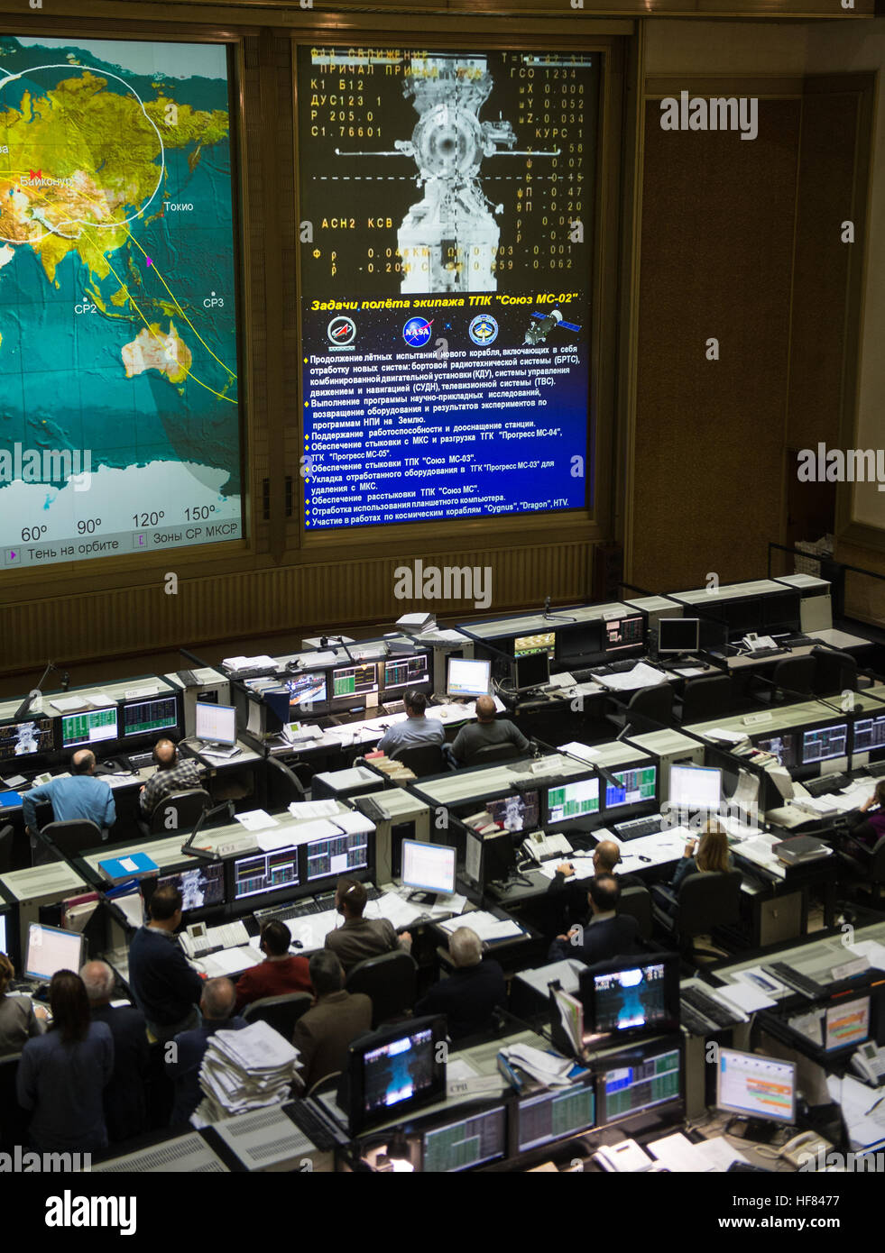 Una vista en directo de la Estación Espacial Internacional, como se ha visto por las cámaras a bordo de la nave espacial Soyuz MS-02 con expedición 49-50 tripulantes Shane Kimbrough, de la NASA, Sergey Ryzhikov de Roscosmos, y Andrey Borisenko de Roscosmos a bordo, se ve en la pantalla del Centro de Control de Misión en Moscú como la nave enfoques para el acoplamiento, el viernes, 21 de octubre de 2016 en Korolov, Rusia. El Soyuz MS-02 naves portadoras Kimbrough, Ryzhikov y Borisenko acoplado a las 5:52 A.M. EDT EL VIERNES, 21 de octubre de 251 Estatuto millas sobre el sur de Rusia y se unió a la expedición 49 Comandante Anatoly Ivanishin de Roscosmos y vuelo Foto de stock