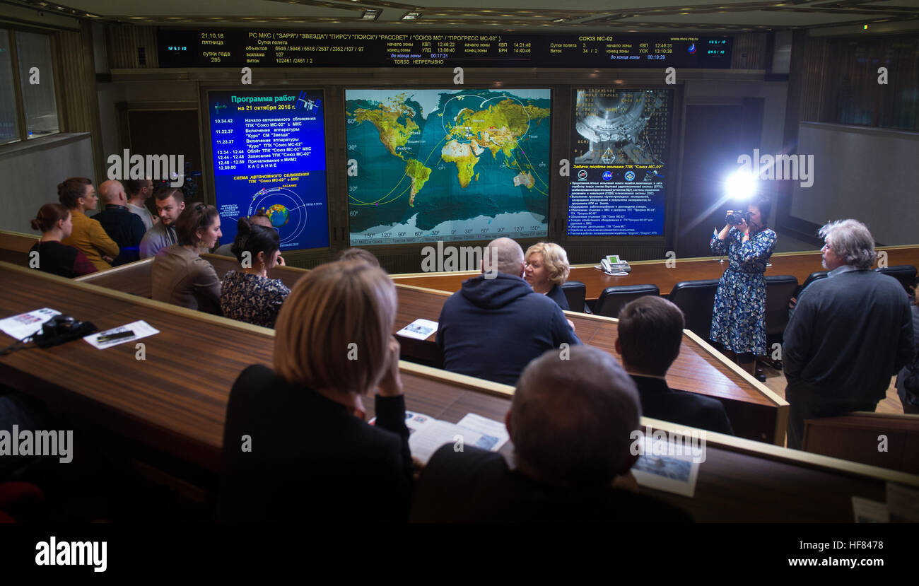 Amigos y familiares de la tripulación Soyuz MS-02 ver una vista en tiempo real de la Estación Espacial Internacional, como se ha visto por las cámaras a bordo de la nave espacial con expedición 49-50 tripulantes Shane Kimbrough, de la NASA, Sergey Ryzhikov de Roscosmos, y Andrey Borisenko de Roscosmos, incorporados en las pantallas del Centro de Control de Misión en Moscú como la nave enfoques para el acoplamiento, el viernes, 21 de octubre de 2016 en Korolov, Rusia. El Soyuz MS-02 naves portadoras Kimbrough, Ryzhikov y Borisenko acoplado a las 5:52 A.M. EDT EL VIERNES, 21 de octubre de 251 Estatuto millas sobre el sur de Rusia y se unió a la expedición 49 Comandante Anatol Foto de stock