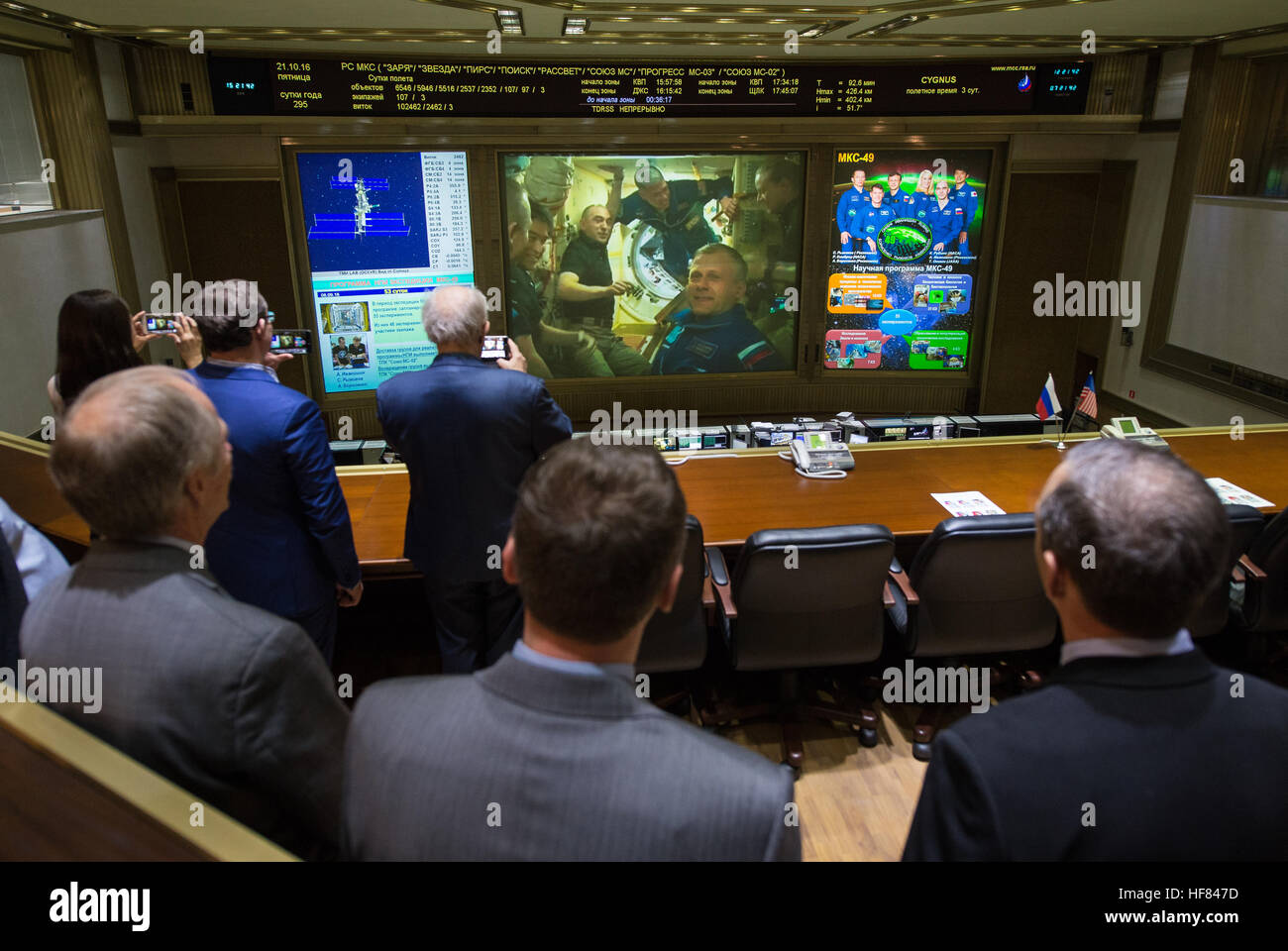 Shane Kimbrough de NASA y Andrey Borisenko de Roscosmos son vistos en las pantallas del Centro de Control de Misión en el centro de Moscú con la expedición 49 Comandante Anatoly Ivanishin de Roscosmos e ingenieros de vuelo de la NASA y Rubins Kate Takuya Onishi de la Agencia de Exploración Aeroespacial de Japón (JAXA) poco después de entrar en la Estación Espacial Internacional después de la apertura de la escotilla de la nave espacial Soyuz MS-02 unas pocas horas después del acoplamiento el viernes, 21 de octubre de 2016 en Korolov, Rusia. La nave espacial Soyuz MS-02 acoplado a la Estación Espacial Internacional a las 5:52 A.M. EDT EL VIERNES, 21 de octubre y las escotillas se abrieron a las 8:20 Foto de stock