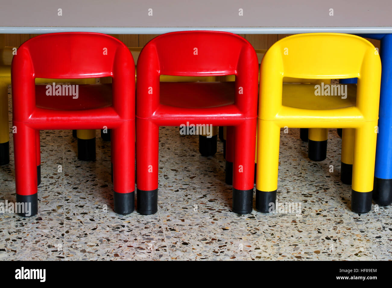 Sillas plásticas de colores fotografías e imágenes de alta resolución -  Alamy