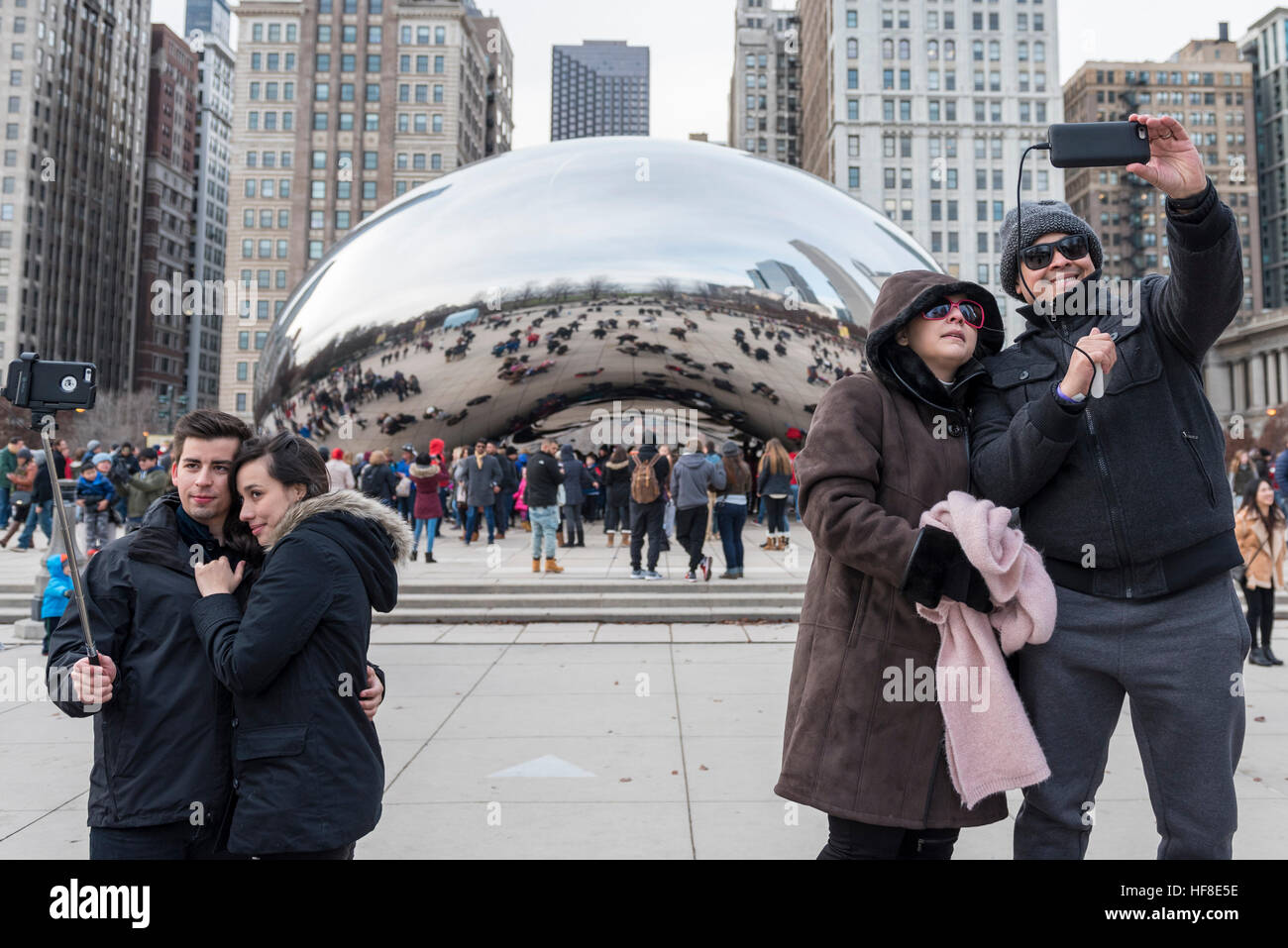 Chicago, Estados Unidos. 28 de diciembre de 2016. Excepcionalmente cálido  invierno trae a turistas en sus vacaciones en su visita a Cloud Gate,  conocido localmente como 