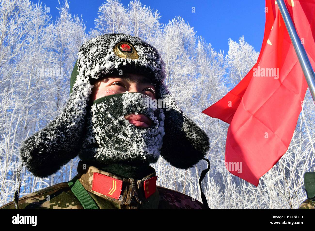 China. 22 dic, 2016. Heilongjiang, China el 22 de diciembre de 2016: (Sólo para uso editorial. CHINA)soldados reciben entrenamiento militar en clima frío de menos 41 grados centígrados en el noreste de la provincia de Heilongjiang en China, el 22 de diciembre de 2016. Aunque es extremadamente frío fuera, los soldados aún se aferran a permanecer en el campo de nieve, con aspecto de "Guerreros de terracota" en invierno. © SIPA Asia/Zuma alambre/Alamy Live News Foto de stock