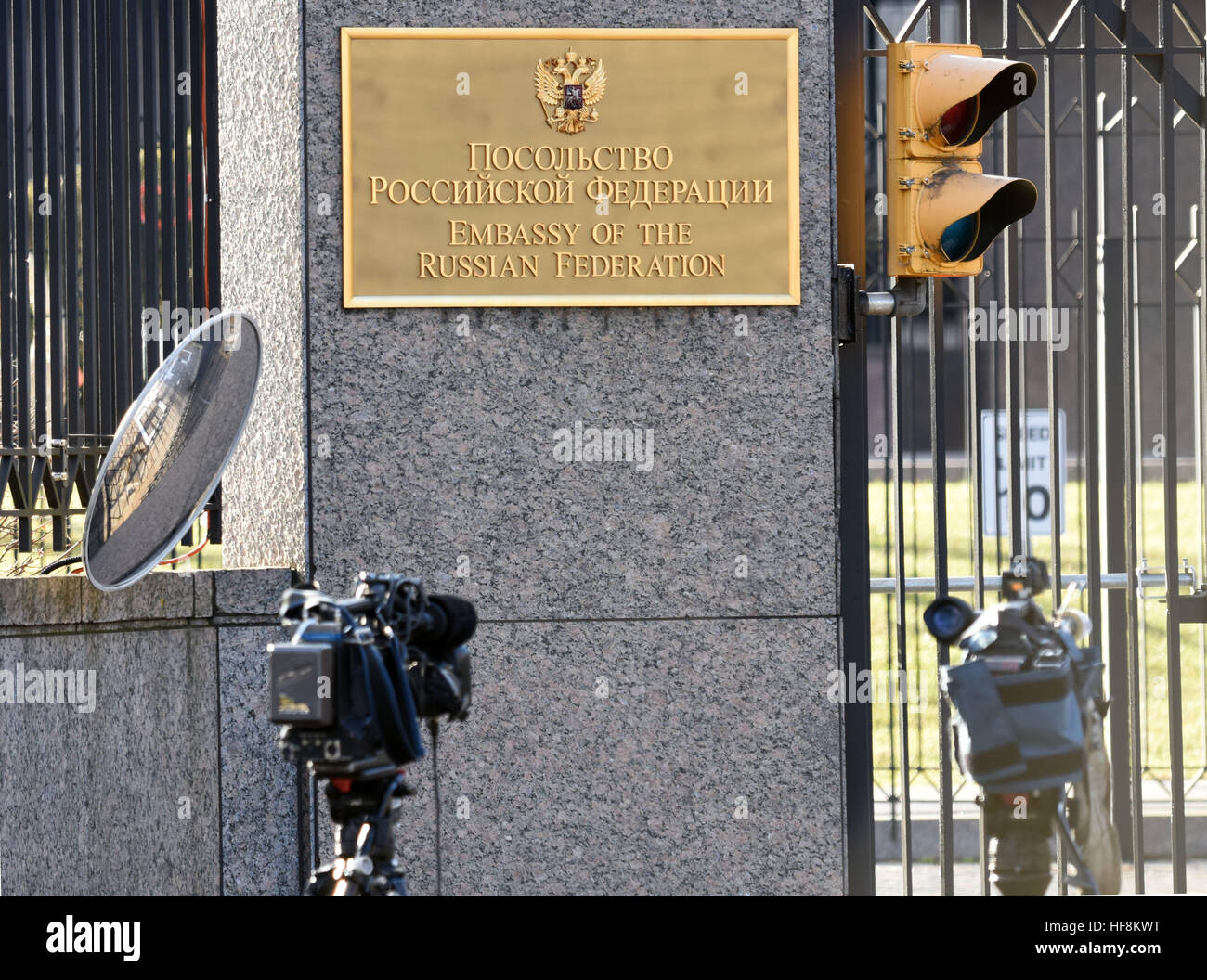 Washington, Estados Unidos. 29 dic, 2016. Las cámaras de vídeo se ve fuera  de la Embajada de la Federación de Rusia a los Estados Unidos en  Washington, DC, Estados Unidos, el 29
