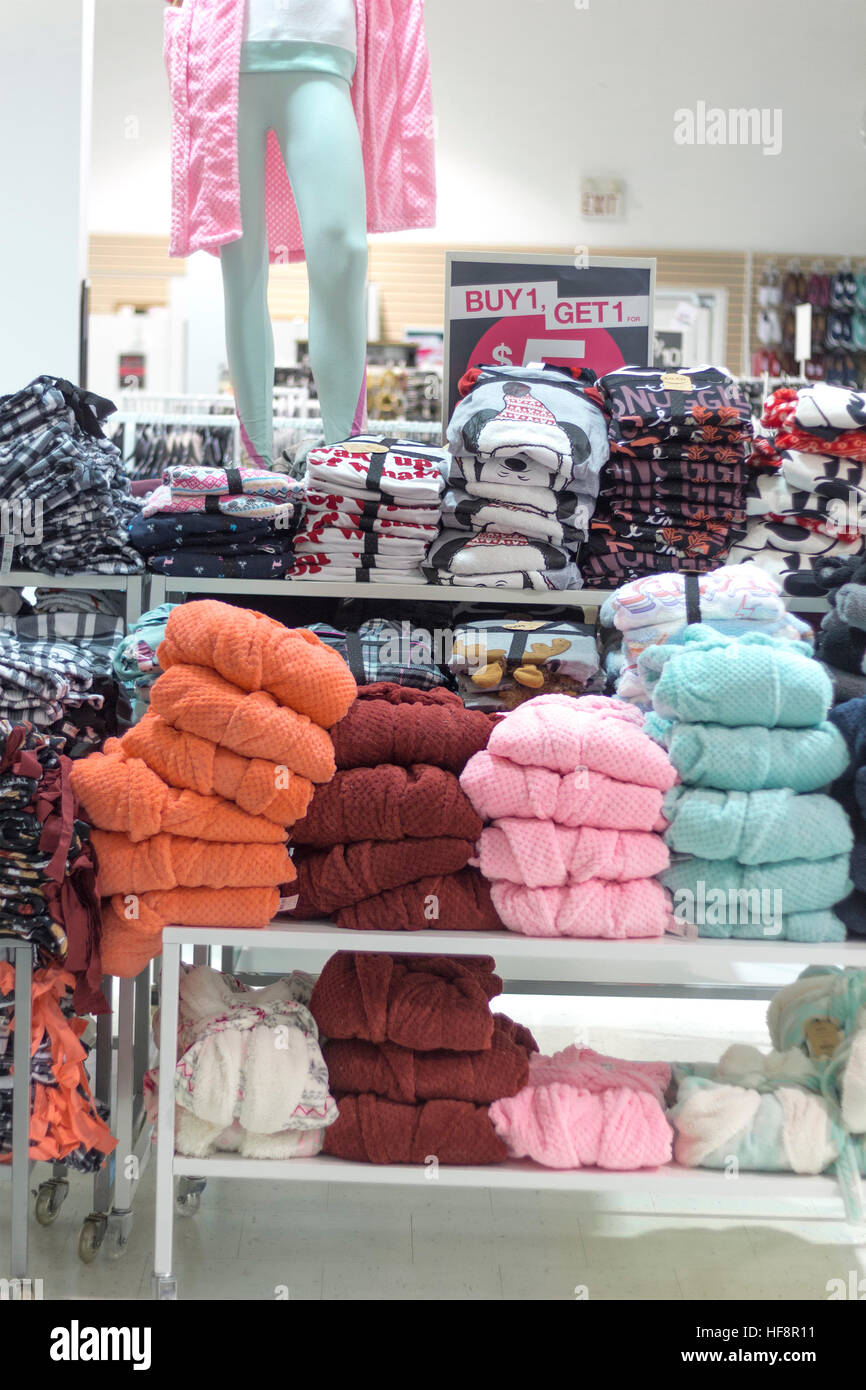 Palacio suéter pasión Batas para venta en Ardene en Lindsay Square Mall en Lindsay, Ontario,  Canadá Fotografía de stock - Alamy