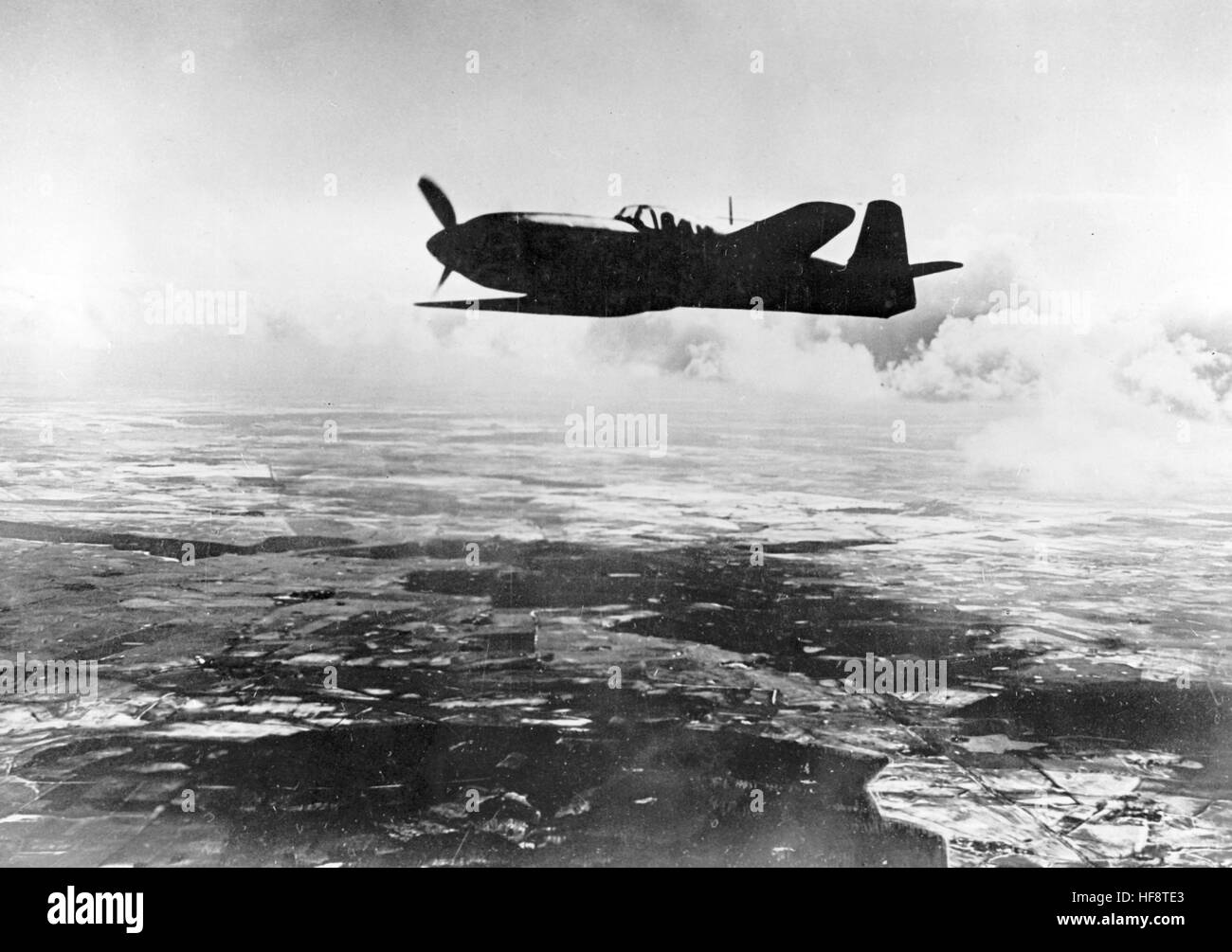 La imagen muestra una propaganda Nazi Wehrmacht alemán Heinkel He 113 (100) avión de combate. Publicado en abril de 1940. Un reportero Nazi ha escrito en el reverso de la fotografía de 29.04.1940, 'Las últimas imágenes de la exitosa Heinkel He 111 avión de combate. Uso: avión de combate de un solo escaño. Construcción: voladizo y bajo techo, construido a partir de chapas metálicas normal - landing flaps entre el alerón y el fuselaje. Unidad de cola: Voladizo alto- y de lado unidad de cola. Tren de aterrizaje retráctil: chasis en las alas. Armamento y equipamiento: luz y ametralladoras pesadas, equipos de radio. Mediciones: Foto de stock