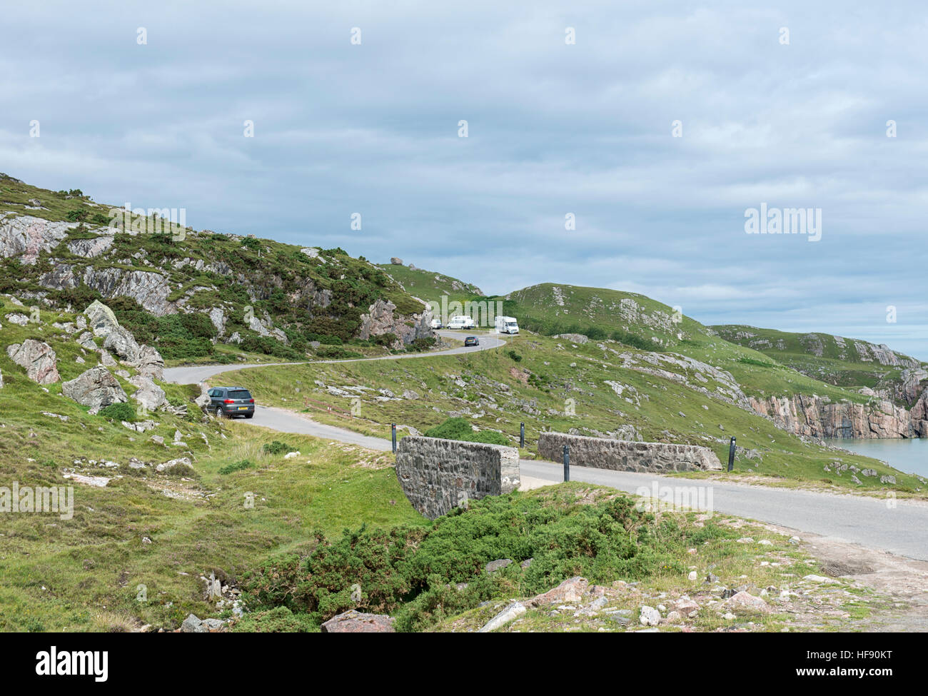 Automóviles circulando en la costa norte de la ruta panorámica 500 cerca de Durness en Sutherland, Escocia Foto de stock