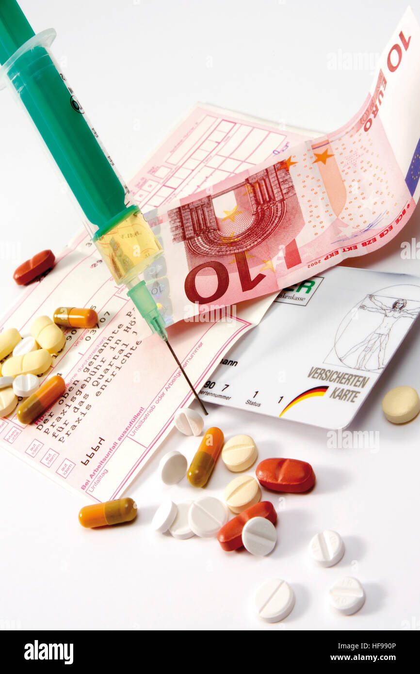 Imagen simbólica honorarios del médico: jeringa, tarjeta de seguro, pastillas, recetas y una nota de 10 euros Foto de stock