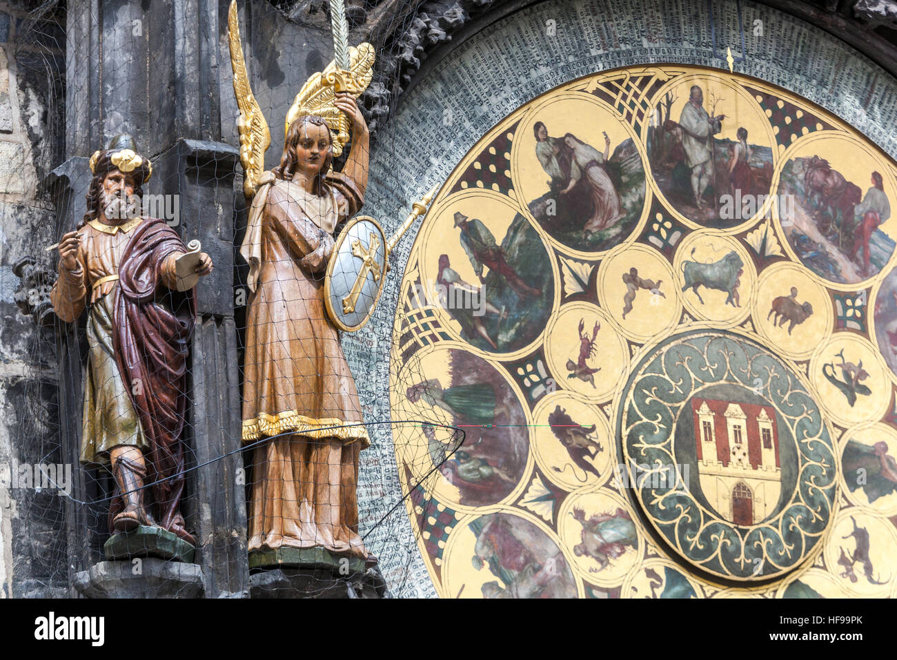 Estatuas en el reloj astronómico, filósofo y el Arcángel San Miguel. Antecedentes junta calendario de Josef Mánes, Old Town Square, Praga, República Checa Foto de stock
