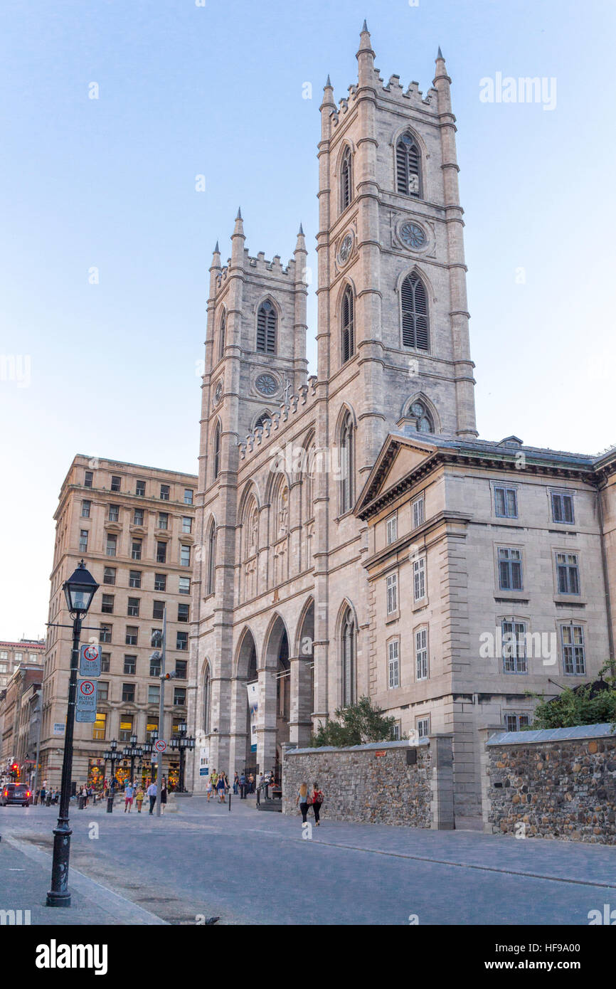 La Basílica de Notre Dame, en Montreal, Quebec, Canadá arquitectura gótica de la catedral, uno de los mayores destinos turísticos de Montreal y atracciones. Foto de stock