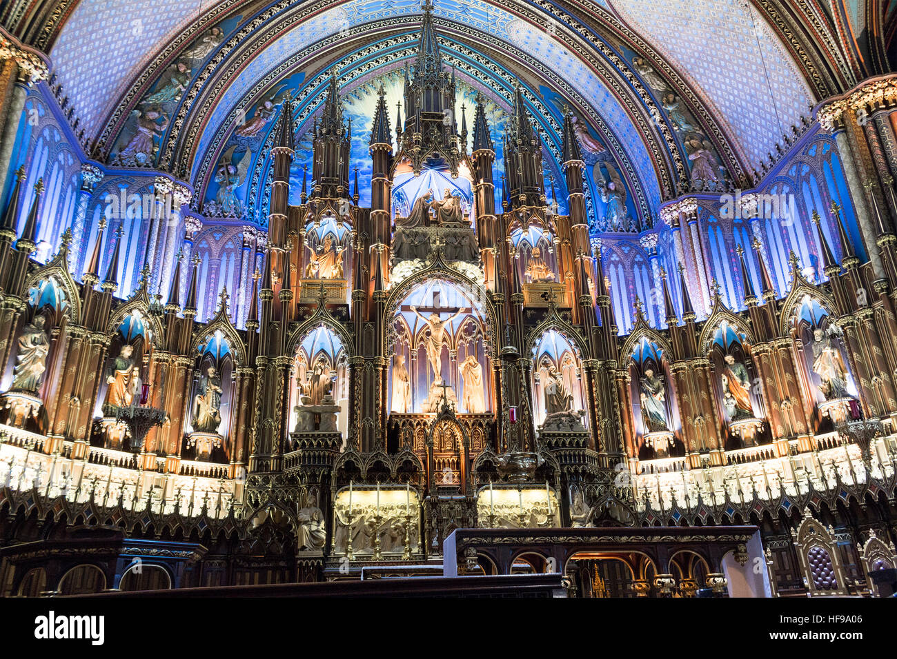 Frente el altar de la Basílica de Notre Dame de Montreal, Quebec, Canadá, una arquitectura gótica de la catedral, una de las mayores atracciones turísticas de Montreal & destinos. Foto de stock
