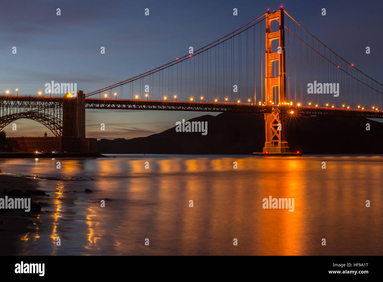 Puente Golden Gate y Reflejos de agua. Fort Point, San Francisco, California, EE.UU. Foto de stock