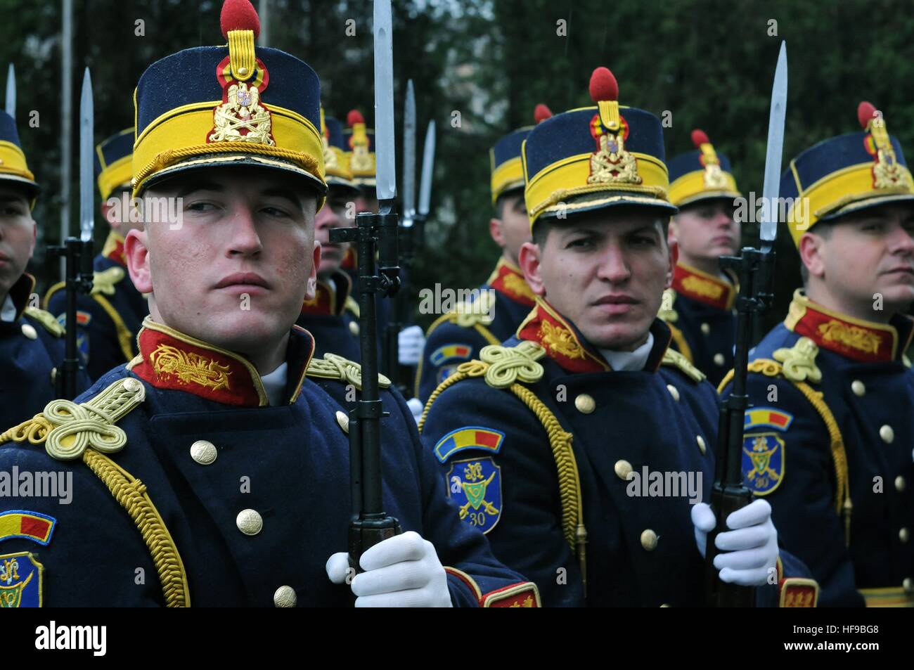 Soldados de la Guardia de Honor rumano stand en la atención durante una visita del General del Ejército de EE.UU. Frank Pasto, 27 de noviembre de 2015 en Bucarest, Rumania. Foto de stock