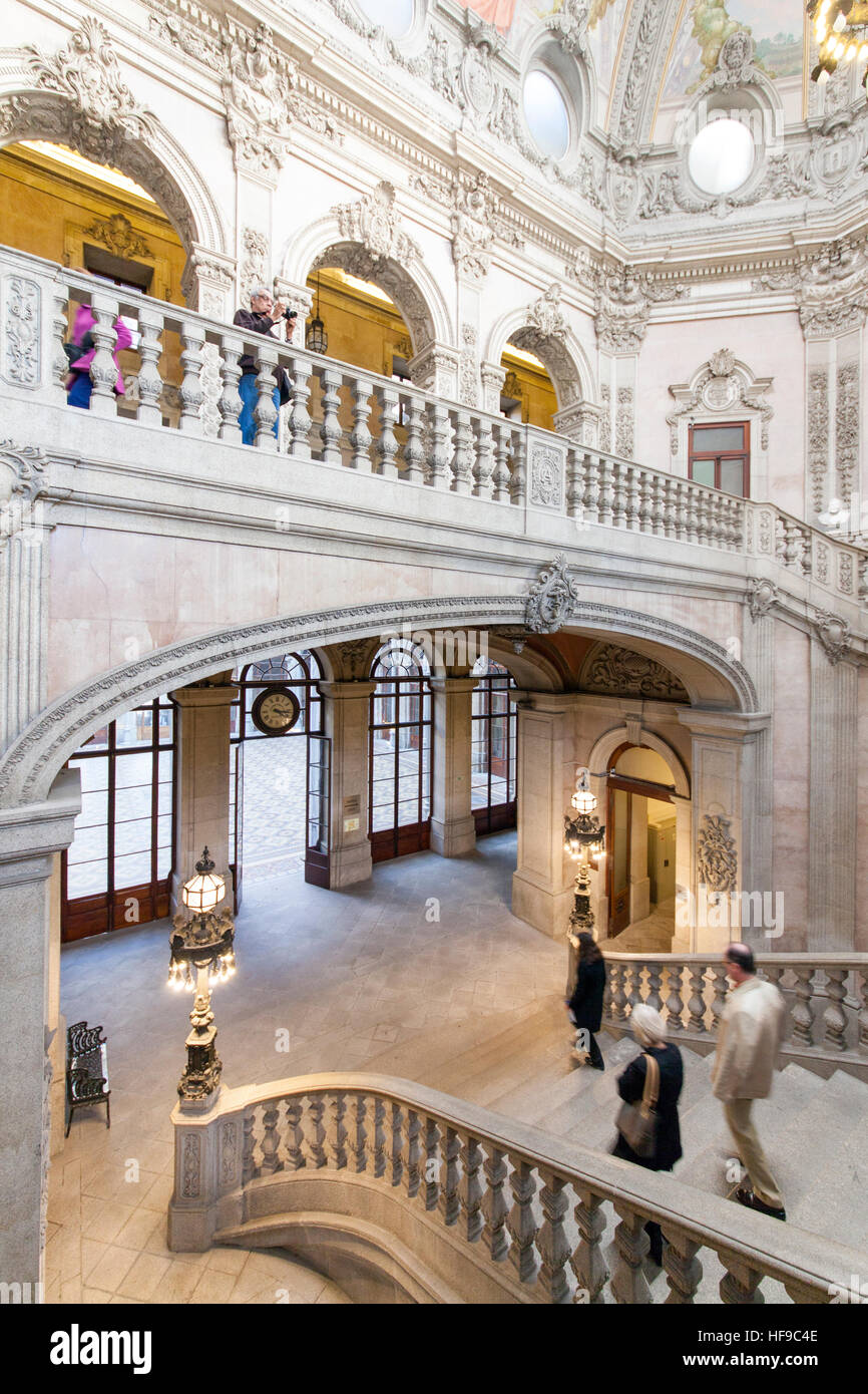 Escalera en el Palacio de la Bolsa (Palacio da Bolsa) de Oporto, Portugal  Fotografía de stock - Alamy