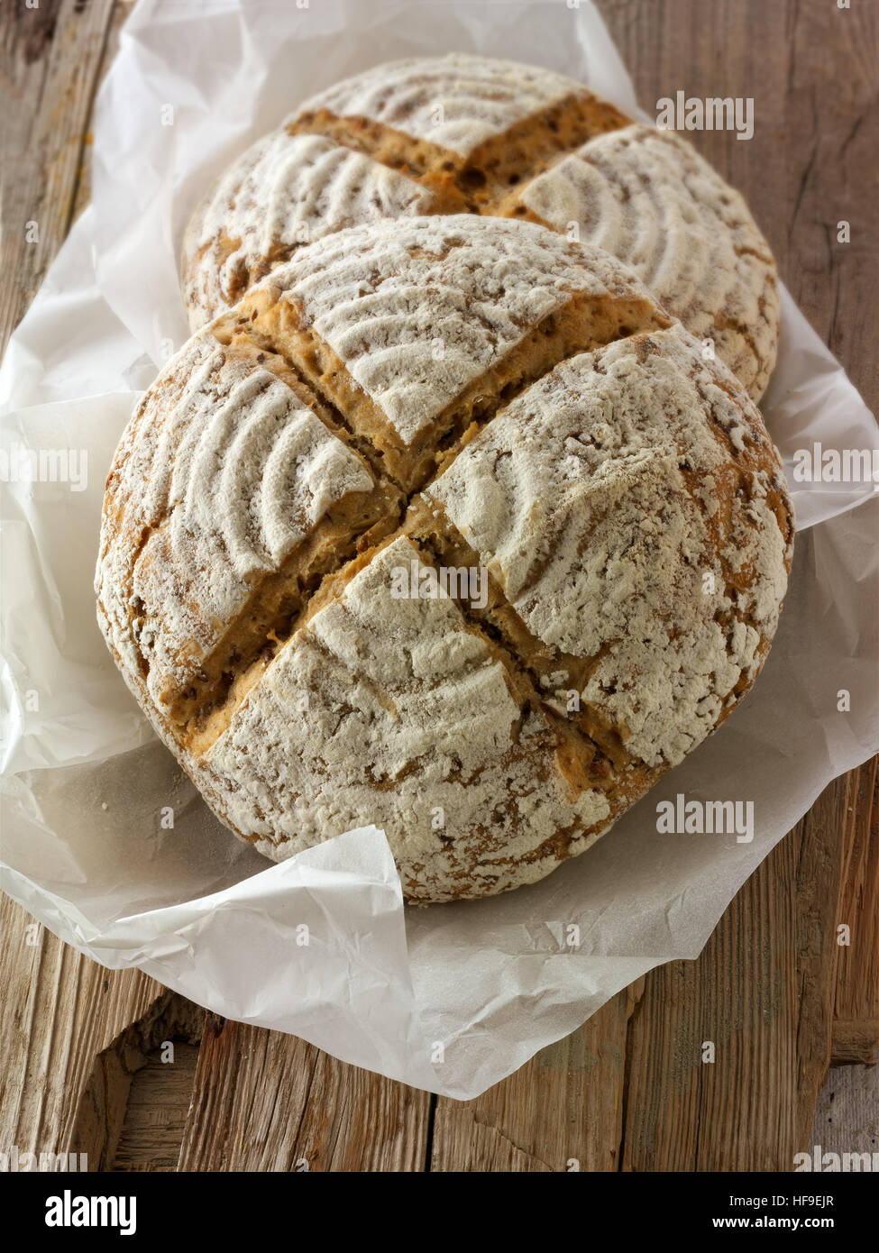 Masa agria artesanal de semillas integrales con pan blanco, harina de centeno malteada Foto de stock
