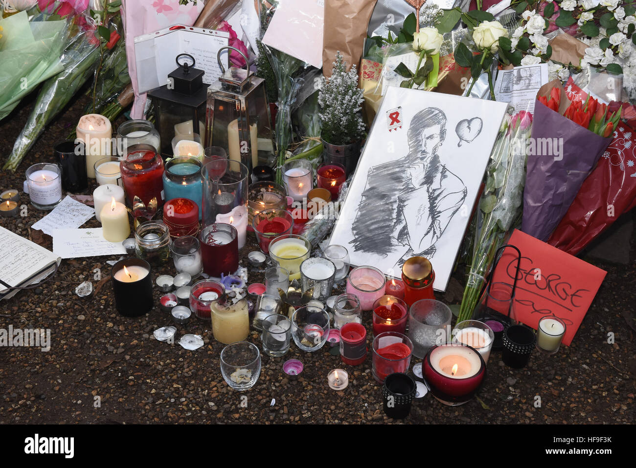 Homenajes florales a George Michael colocado en el exterior de su casa en Londres. Tras su muerte el 25.12.16, el Grove, Londres. UK Foto de stock