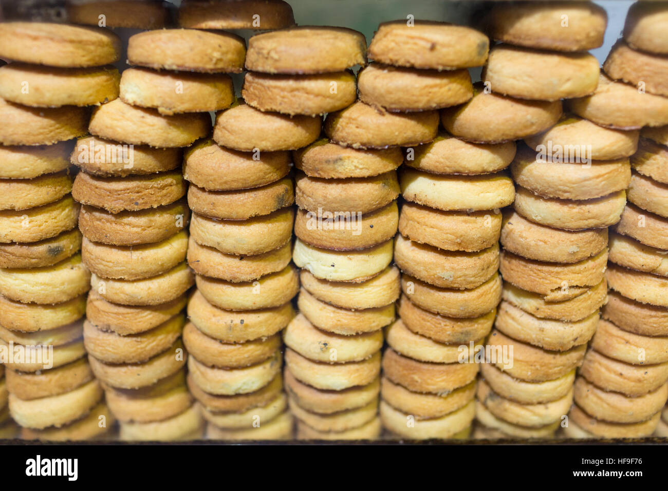 Close-up de Osmania galletas para venta en una panadería en Hyderabad, India Foto de stock