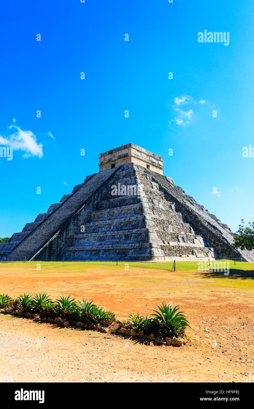 La estructura central del Castillo, en el antiguo templo Maya de Chichen Itza, Yucatán, México Foto de stock