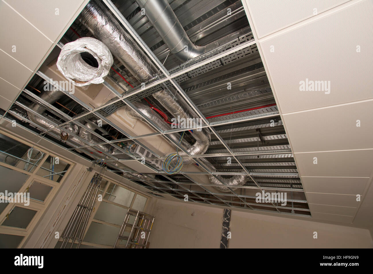 Montaje y conductos de aire acondicionado al interior de oficinas  comerciales Fotografía de stock - Alamy
