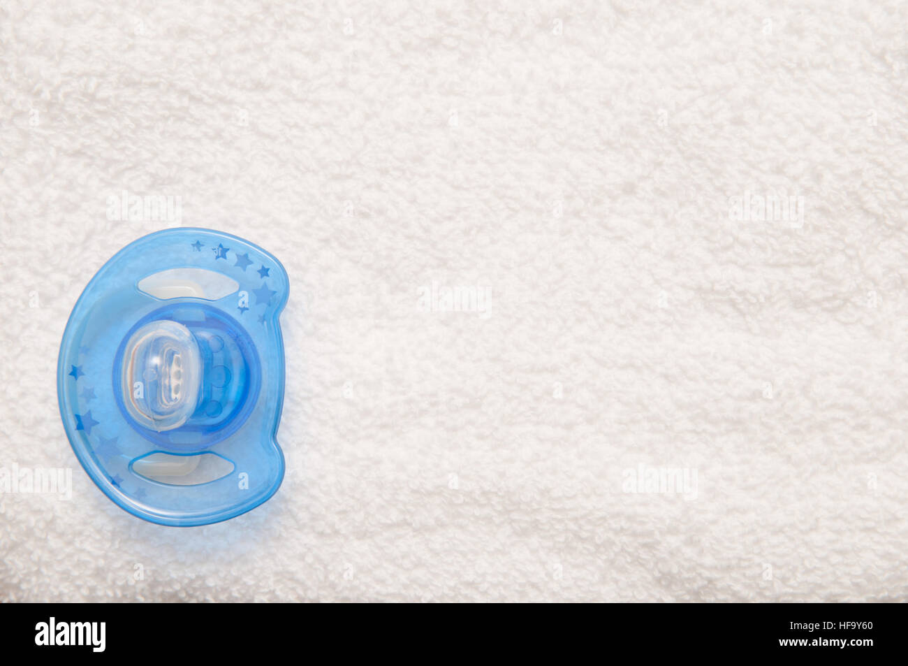 Crianza de los hijos para bebé recién nacido ficticia de fondo sobre una toalla blanca Foto de stock