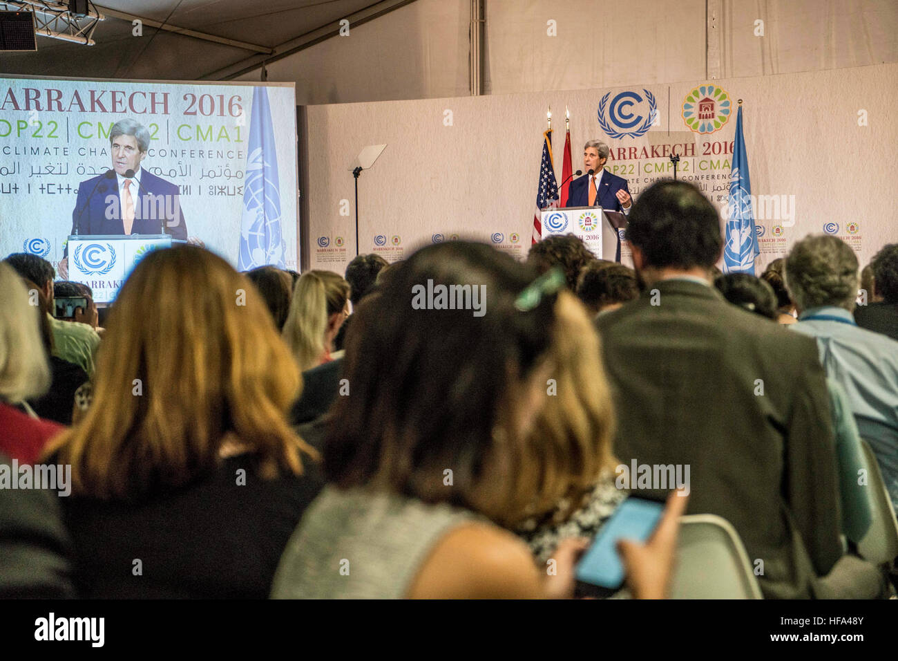 El Secretario de Estado de Estados Unidos, John Kerry ofrece comentarios en la 22ª Convención Marco de la ONU sobre el Cambio Climático La Conferencia de las Partes (COP22) en Marrakech, Marruecos, el 16 de noviembre de 2016. Foto de stock