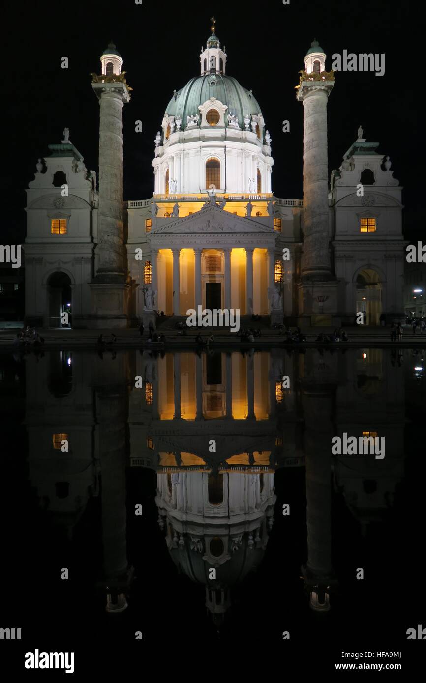 Hermosa Karlskirche Iglesia de noche en Viena, capital de los Austrias Foto de stock