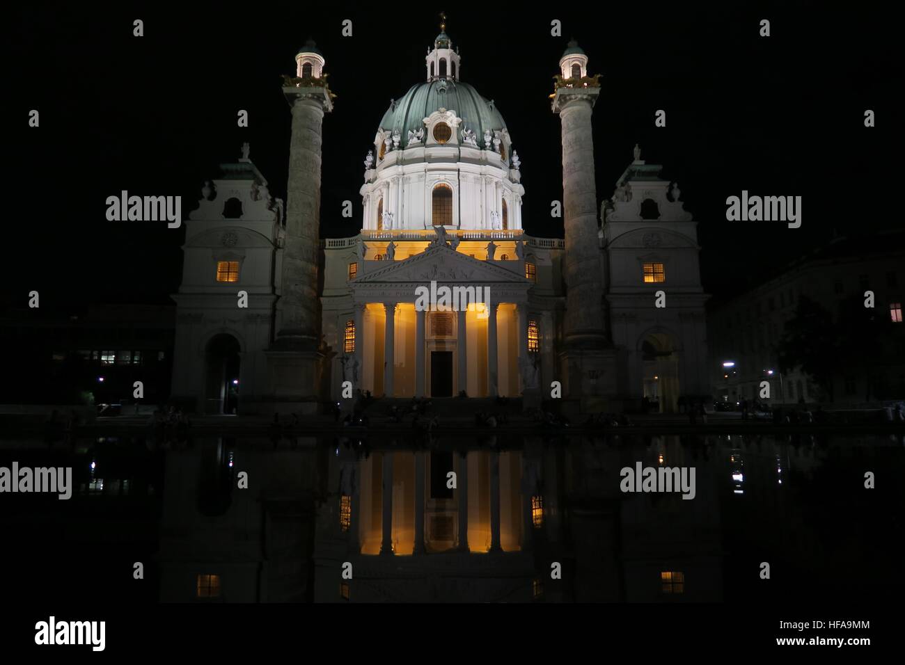 Hermosa Karlskirche Iglesia de noche en Viena, capital de los Austrias Foto de stock