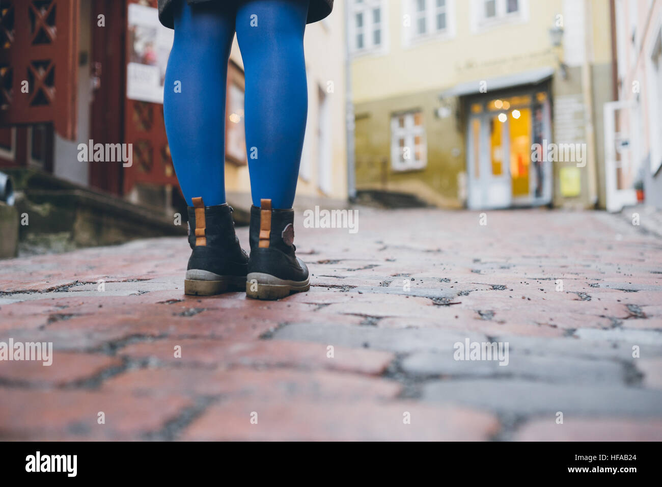 Una mujer vestida con leggings y zapatillas de deporte al estilo callejero  de una calle de la ciudad una mujer caminando por la calle
