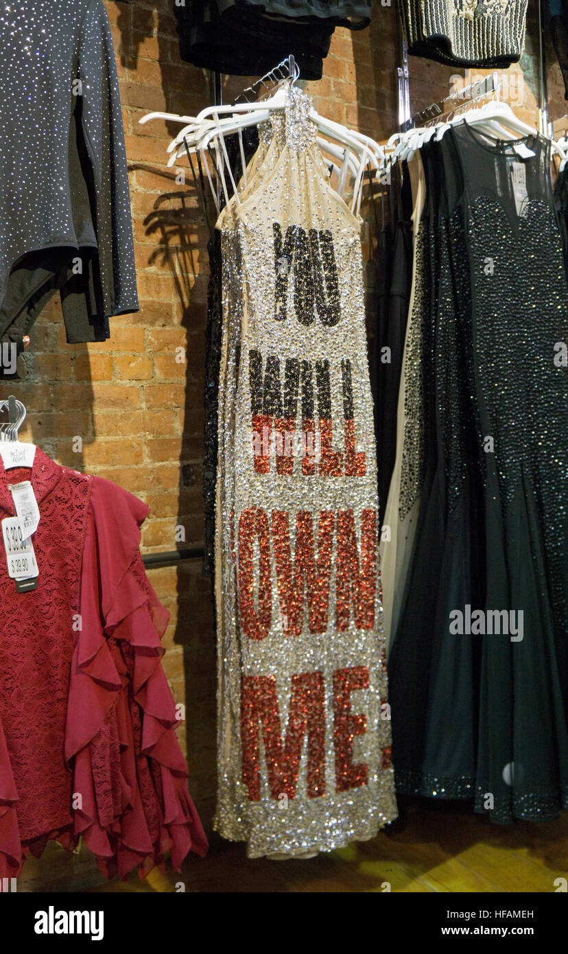 Un vestido en una percha con un polémico mensaje en la KIKI RIKI store en Broadway en Greenwich Village, Nueva York. Foto de stock