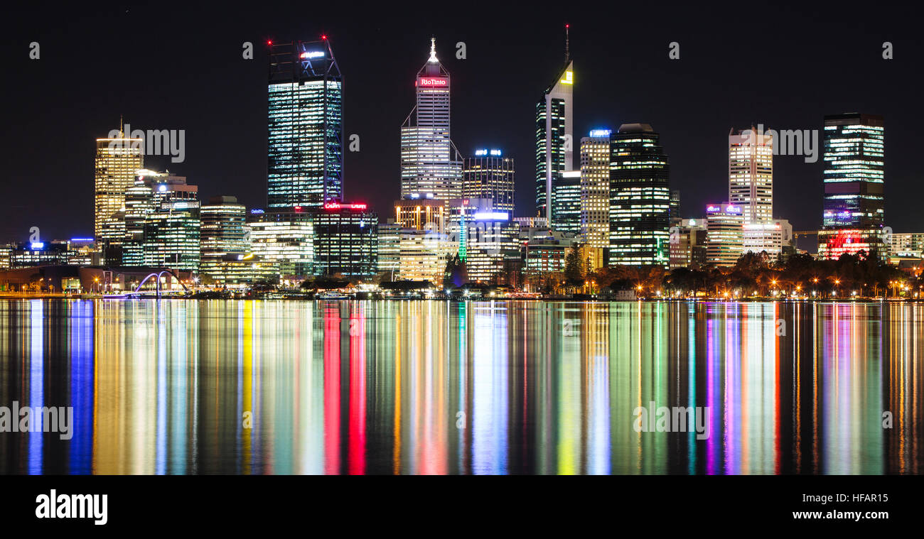 Perth, Australia. Ciudad de Perth en la noche con las luces de la ciudad reflejadas en el río Swan. Foto de stock