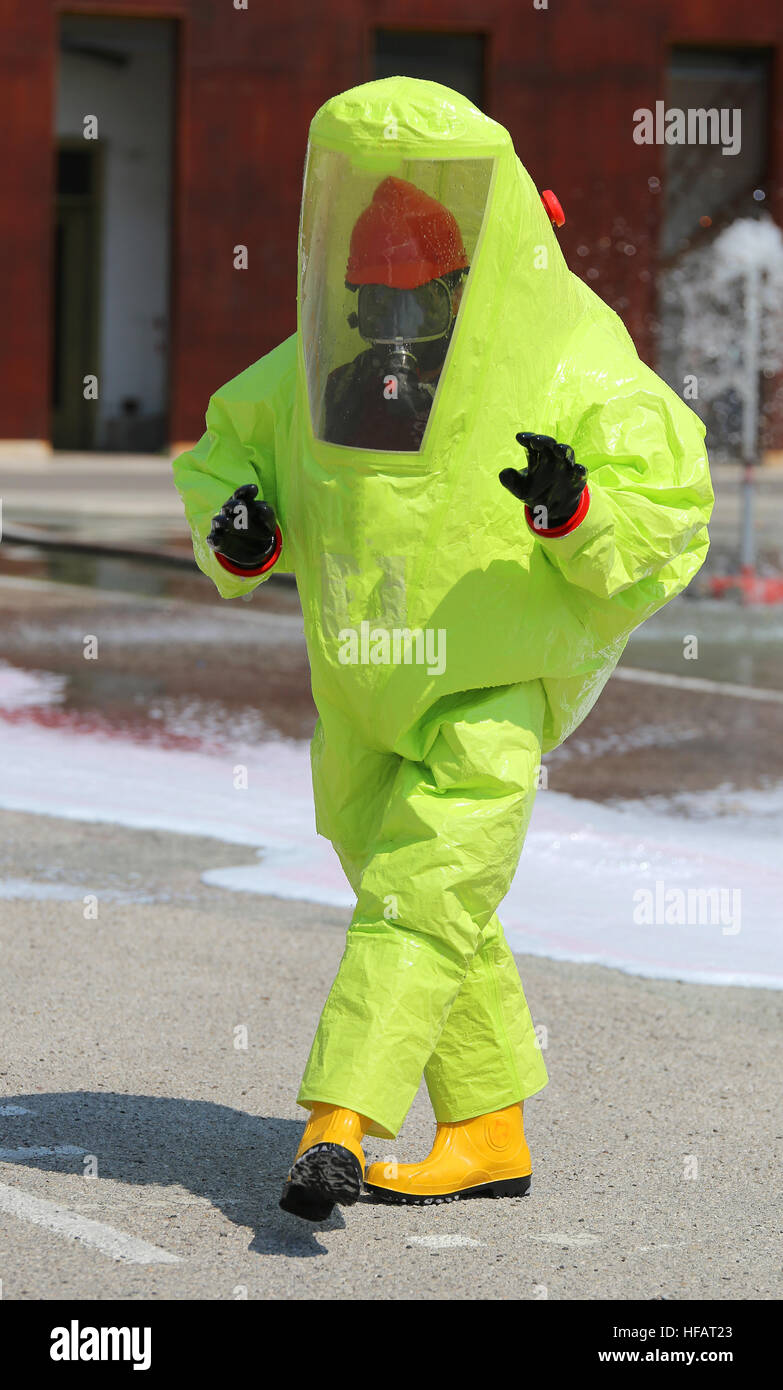 Hombre con traje amarillo riesgo biológico durante un ejercicio antiterrorista Foto de stock