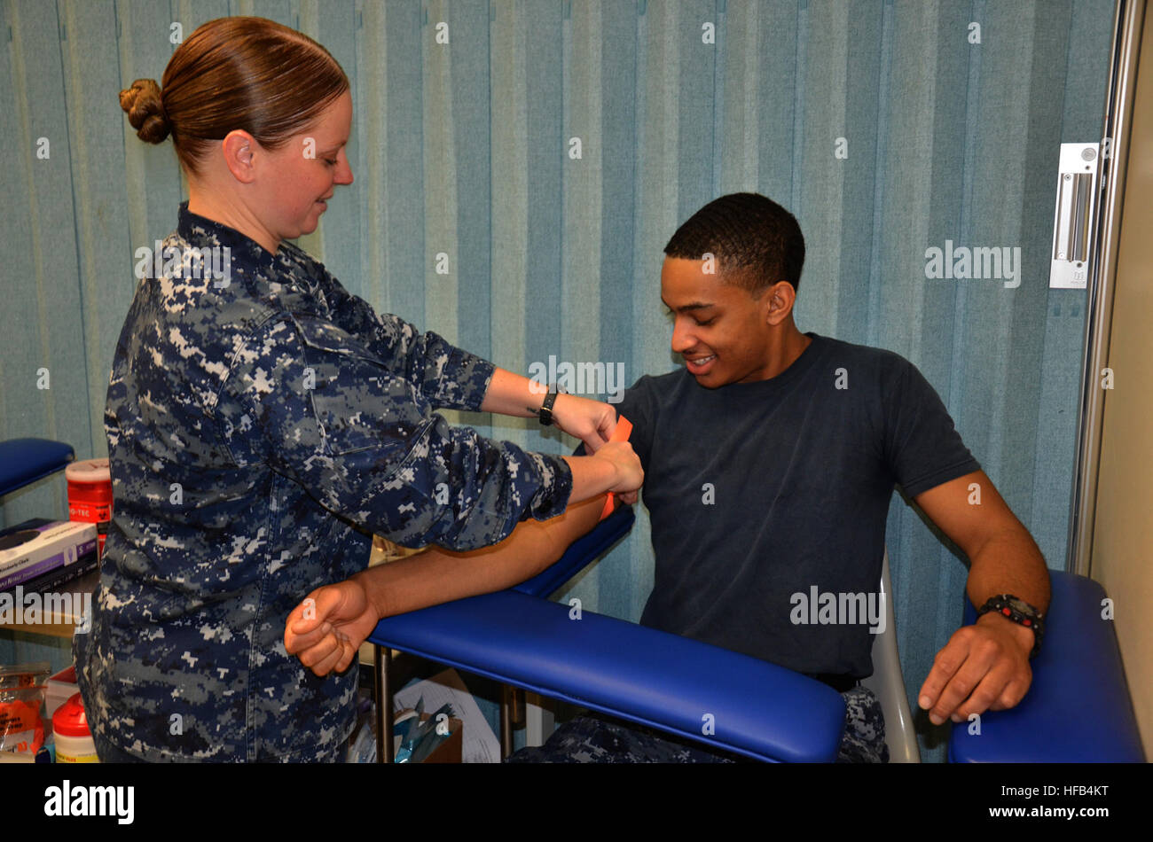 Petty Oficial De 2ª Clase Shauna Poole Ligara Una Vena En El Brazo Hospitalman Nathaniel Garrett De Modo Que Ella Puede Sacar La Sangre De El Poole Y Garrett Son Hospitalarios Corpsmen