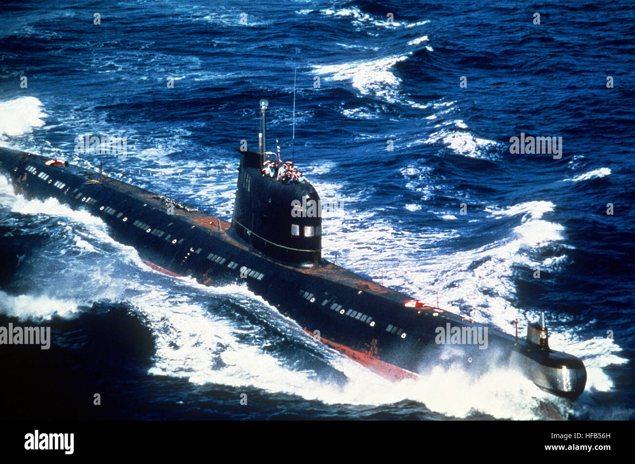Un cubano-soviético construido Foxtrot clase submarino de patrulla en marcha. Foxtrot submarino cubano Foto de stock