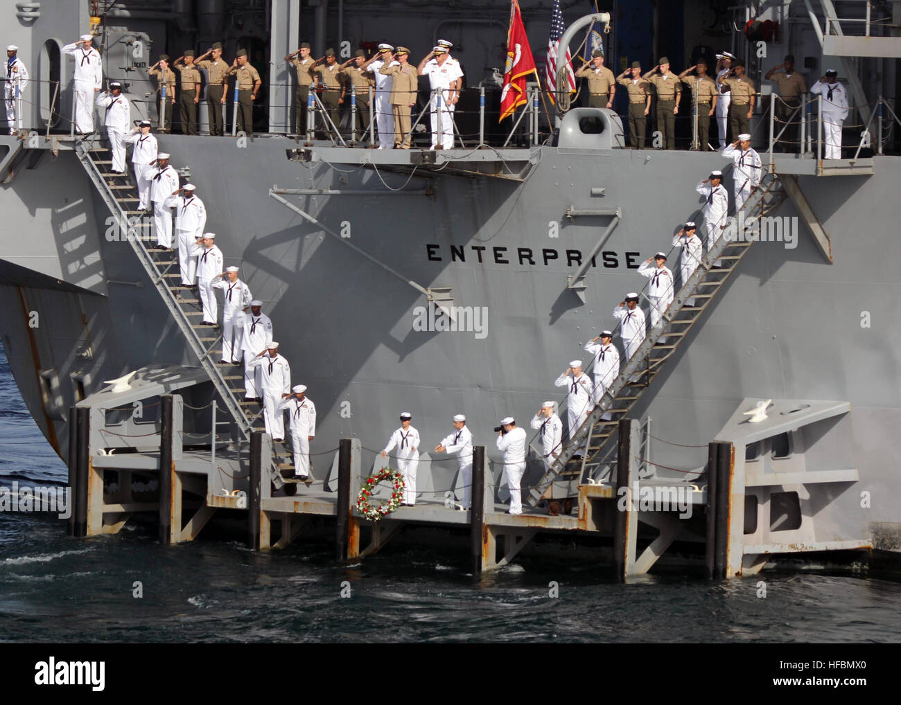 Golfo Arábigo (Junio 4, 2012), marineros y Marines a bordo del portaaviones USS Enterprise (CVN 65) participar en una ceremonia de conmemoración del 70º aniversario de la Batalla de Midway. El anterior USS Enterprise, CV-6, desempeñó un papel clave en la batalla. Enterprise se implementa en la Quinta Flota de EE.UU. área de responsabilidad la realización de operaciones de seguridad marítima, los esfuerzos de cooperación de seguridad de teatro y misiones de apoyo como parte de la Operación Libertad Duradera. (Ee.Uu. Navy photo by jefe especialista en inteligencia Daniel B. Mayfield/liberado) 120604-N-ZZ999-044 Únase a la conversación: http://www. Foto de stock