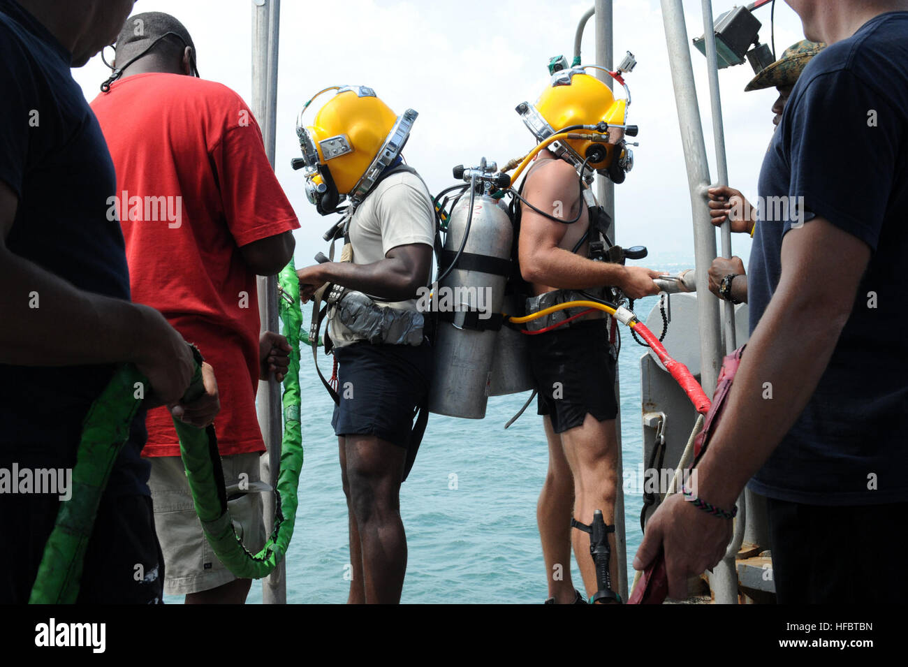 KINGSTON, Jamaica (11 de junio de 2012) Los marineros asignados a la unidad móvil de buceo y salvamento (MDSU) 2, Empresa 2-1 Km 37, realizar una escafandra de buceo de familiarización con los buzos de Bahamas. Empresa 2-1 está participando en la Marina Asociación Dive-Southern Station 2012, una alianza multinacional diseñado para aumentar la interoperabilidad y la nación socia capacidad mediante operaciones de buceo. (Ee.Uu. Navy photo by Mass Communication Specialist 2nd Class Kathleen A. Gorby/liberado) 120611-N-BJ279-265 Únase a la conversación http://www.facebook.com/USNavy http://www.twitter.com/USNavy http://navylive.dod Foto de stock