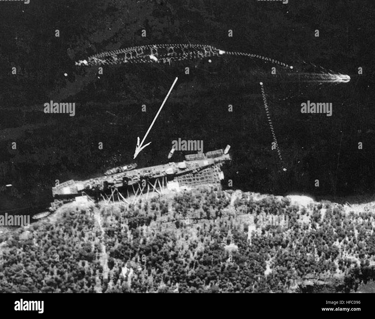 Köln (Alemania Light Cruiser 1930 - 1945), Fotografía de reconocimiento,  probablemente tomada por la Real Fuerza Aérea británica, mostrando el buque  (marcada con una flecha) amarrados a la orilla del mar, en