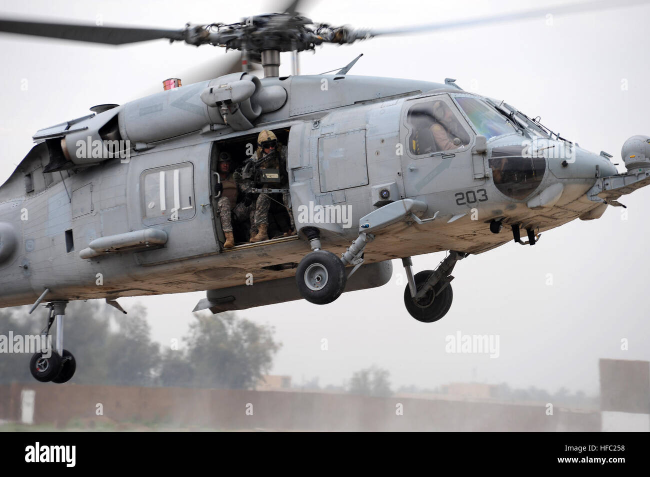 Los miembros de la tripulación asignada a los lobos de mar Rojo escuadrón  de helicópteros de combate y 84 miembros de las Fuerzas Especiales de  . Realizar el entrenamiento de las fuerzas