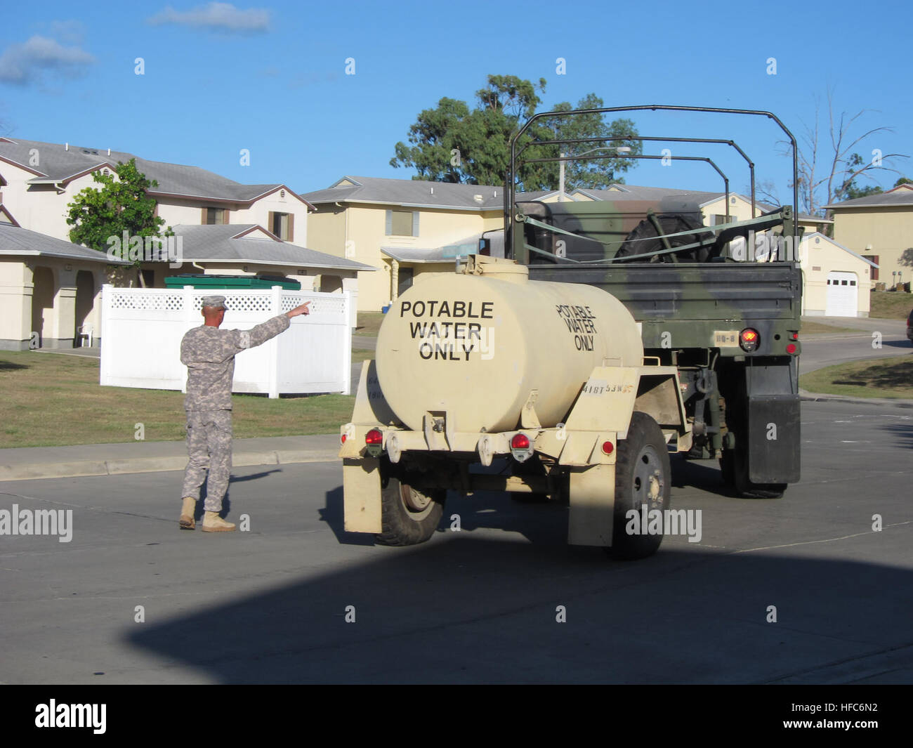 El Sargento. Charles Reisinger guías un camión remolque una "búfalos" a su posición cerca de huracán-vivienda segura donde la Fuerza Conjunta de Guantánamo personal se refugio durante la Tormenta Tropical Isaac. Fuerza Conjunta de Guantánamo se prepara para la Tormenta Tropical Isaac 120823-N-VZ509-016 Foto de stock