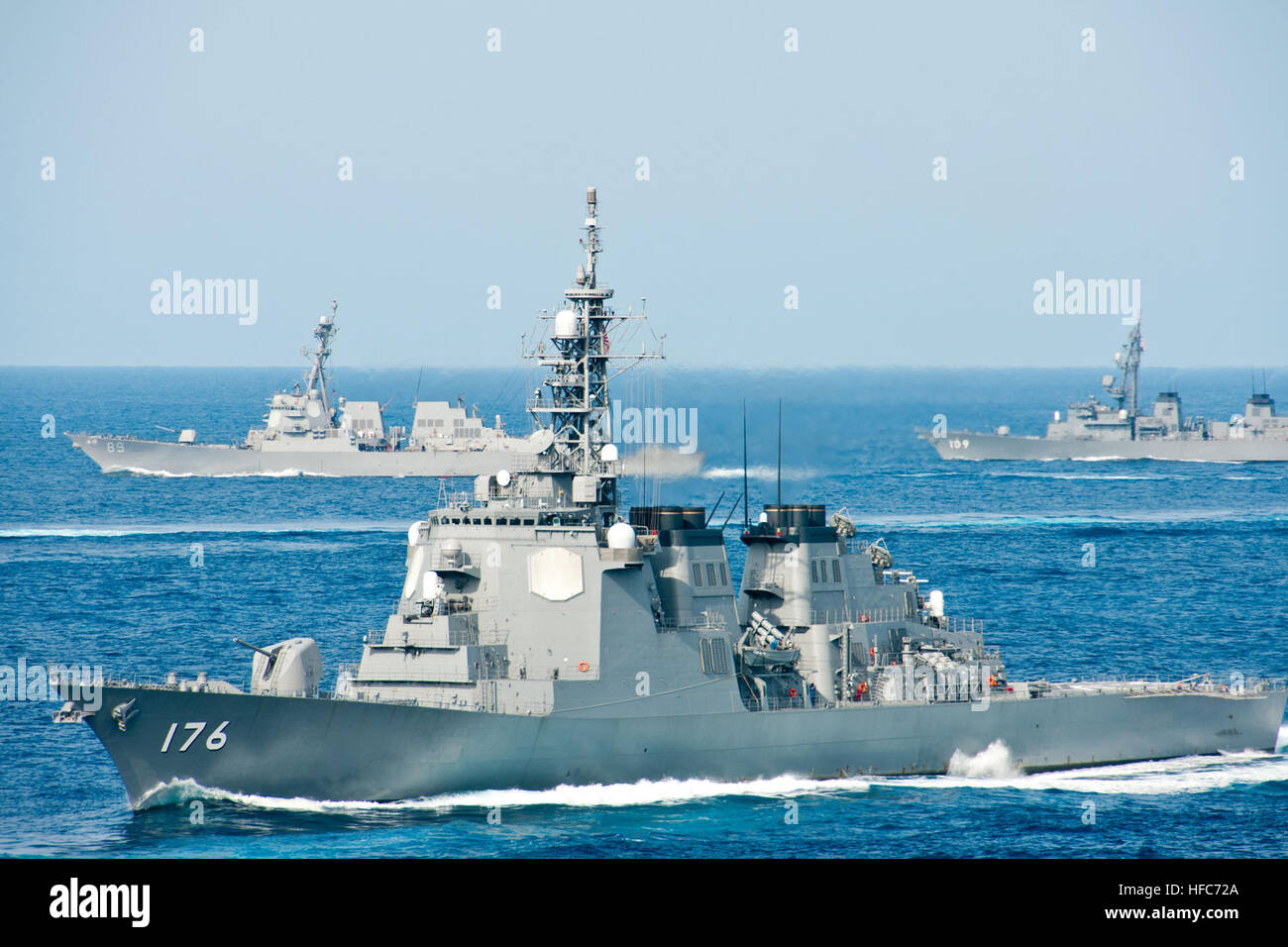121116-N-ey938-586 el Mar de China oriental (Nov. 16, 2012) Japón autodefensa marítima barco flota JS Chokai (DDG 176) (delantero), USS Mustin (DDG 89) (izquierda) y JS Ariake (DD 109) vapor juntos tras la conclusión de la Gran Espada de 2013. Keen Sword es un ejercicio regularmente programada que permite a los Estados Unidos y Japón para practicar los procedimientos de coordinación y mejorar la interoperabilidad necesaria para defender efectivamente Japón o responder a una crisis en la región de Asia y el Pacífico. (US Navy foto por la teniente comodoro. Denver Applehans/liberado) JS Ch%%%%%%%%C5%%%%%%%%8Dkai, USS Mustin y JS Ariake en la East China Foto de stock